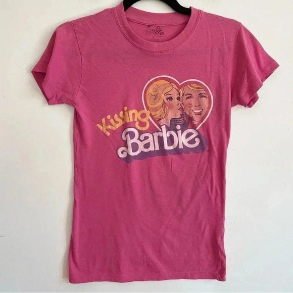 Barbie Kissing Ken 2010 Tshirt Hot Pink Graphic Tee Barbie Core Womens Size S - Picture 1 of 11